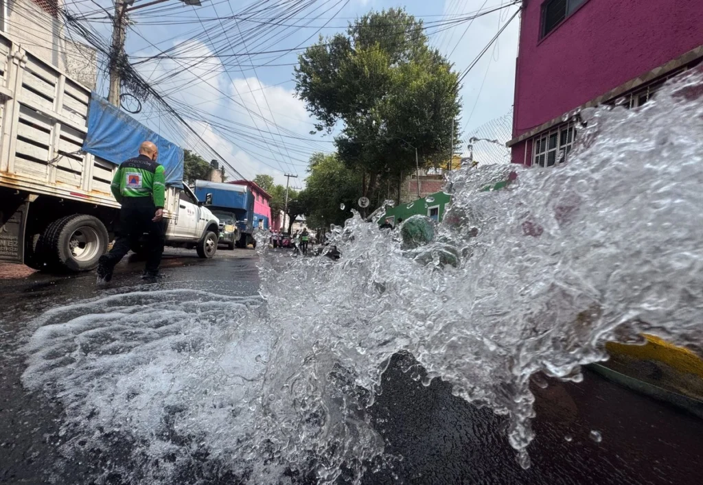 fuga de agua inunda vialidad en culhuacan iztapalapa 27d3851c 92da 48b5 ad6c 17b2016bf5a2 medialjnimgndimage=fullsize