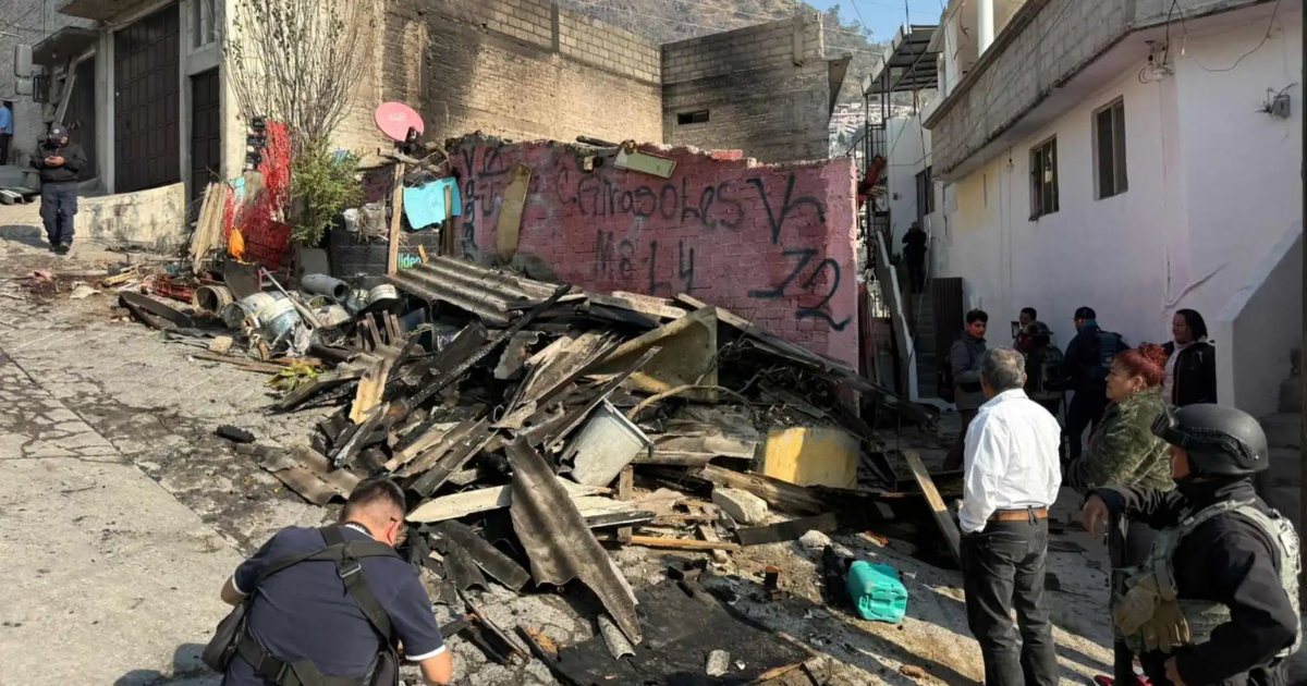 Incendio en vivienda de Tlalnepantla deja sin vida a una mujer y su hijo