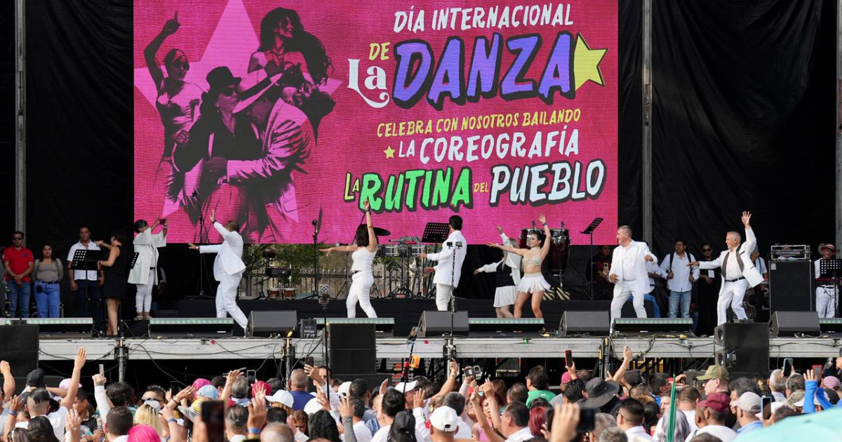 Miles celebran el Día Internacional de la Danza en el Zócalo de la Ciudad de México