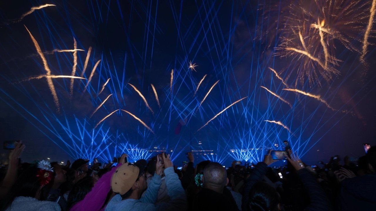 Zócalo capitalino reúne a más de 300 mil personas por el Grito de Independencia
