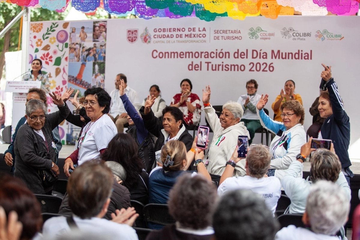 500 personas adultas mayores inician viaje turis